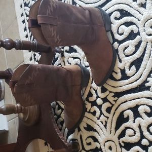 Ariat 11D slightly broken in Cowboy boots solid leather - brown leather